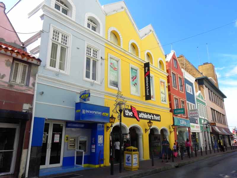 Zdjęcie ulicy handlowej w Willemstad, Curaçao